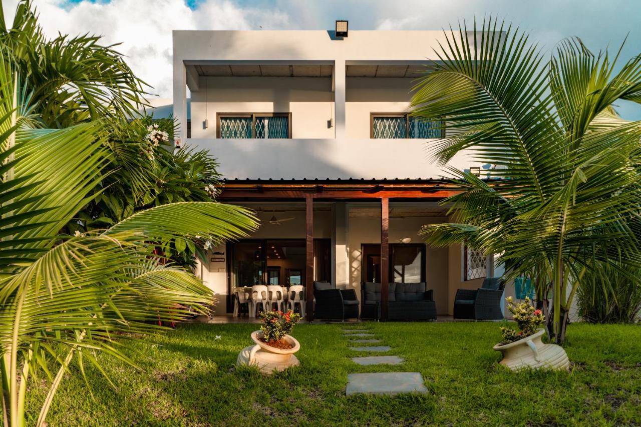 Stella Marris Beachfront Villa Pointe aux Sable Exterior foto